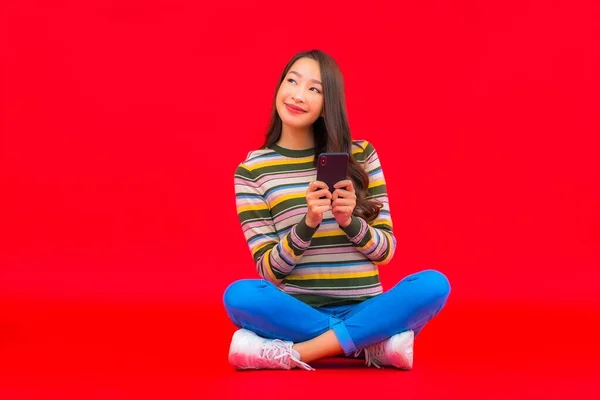 Portret Mooie Jonge Aziatische Vrouw Gebruik Slimme Mobiele Telefoon Rood — Stockfoto