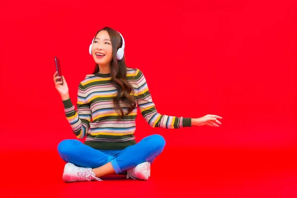 Portret Mooie Jonge Aziatische Vrouw Gebruik Slimme Mobiele Telefoon Met — Stockfoto