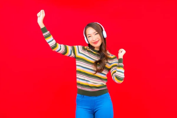 Portret Mooie Jonge Aziatische Vrouw Gebruik Slimme Mobiele Telefoon Met — Stockfoto