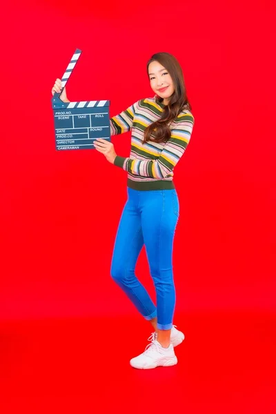 Retrato Hermosa Joven Asiática Mujer Con Película Pizarra Corte Rojo — Foto de Stock