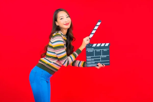 Retrato Hermosa Joven Asiática Mujer Con Película Pizarra Corte Rojo — Foto de Stock