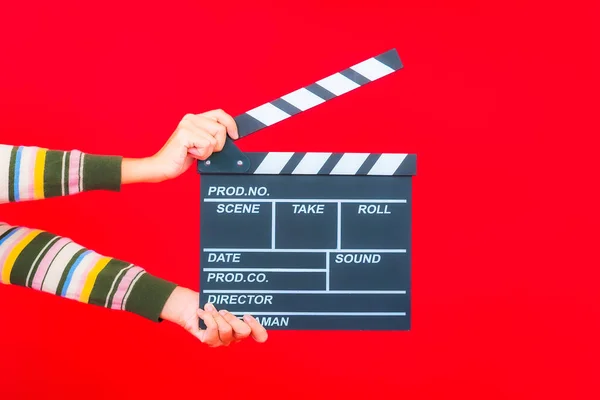 Retrato Hermosa Joven Asiática Mujer Con Película Pizarra Corte Rojo —  Fotos de Stock