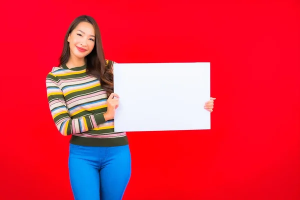 Portret Mooie Jonge Aziatische Vrouw Met Wit Leeg Billboard Rode — Stockfoto