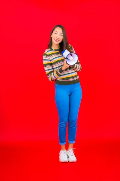 Portret Mooie Jonge Aziatische Vrouw Met Megafoon Voor Communicatie Rode — Stockfoto