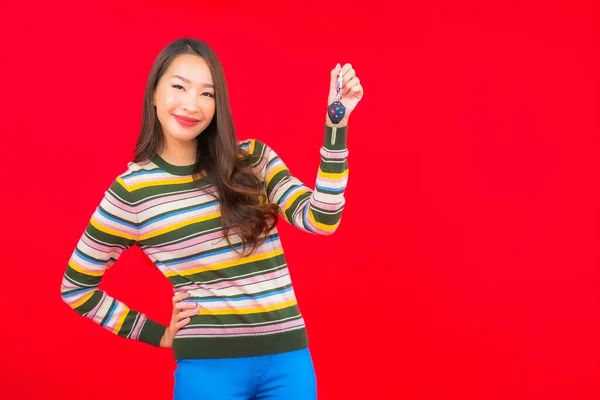 Portret Mooie Jonge Aziatische Vrouw Met Auto Sleutel Rood Geïsoleerde — Stockfoto