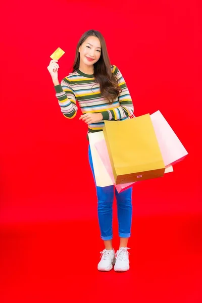 Retrato Bela Jovem Mulher Asiática Com Saco Compras Colorido Cartão — Fotografia de Stock