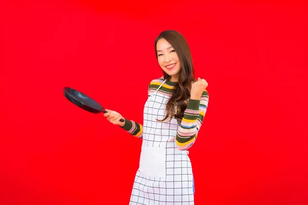 Ritratto Bella Giovane Donna Asiatica Con Padella Pronta Cucinare Sfondo — Foto Stock