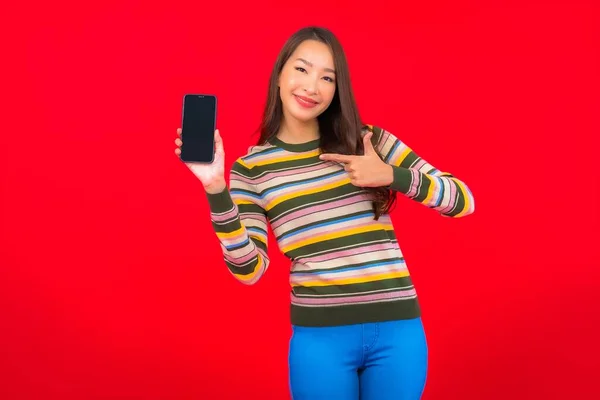 Portré Gyönyörű Fiatal Ázsiai Okos Mobiltelefon Piros Háttér — Stock Fotó