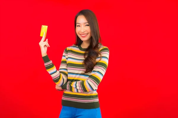 Retrato Bela Jovem Asiático Mulher Com Cartão Crédito Vermelho Isolado — Fotografia de Stock