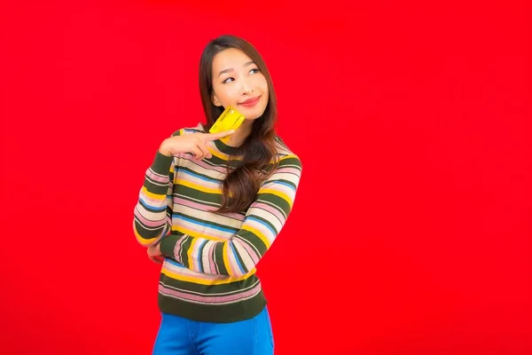 Portret Mooie Jonge Aziatische Vrouw Met Credit Card Rood Geïsoleerde — Stockfoto