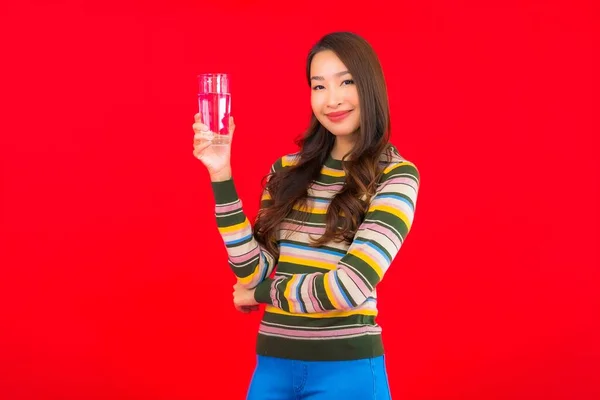 Portret Mooie Jonge Aziatische Vrouw Met Drinkwater Glas Rode Achtergrond — Stockfoto