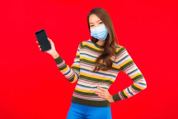 Portret Piękna Młoda Azjatycka Kobieta Maską Nosić Telefon Dla Ochrony — Zdjęcie stockowe