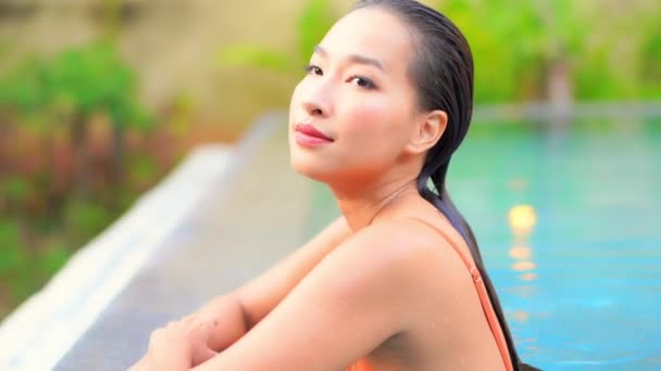 Кадры Красивой Азиатской Молодой Женщины Отдыхающей Бассейне — стоковое видео