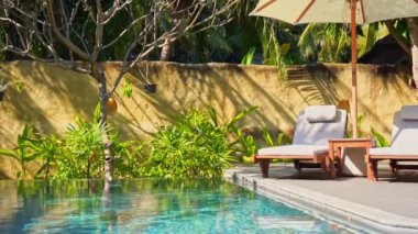 Havuzda dinlenen güzel bir Asyalı genç kadının görüntüleri.