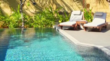 Havuzda dinlenen güzel bir Asyalı genç kadının görüntüleri.