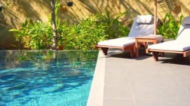 Havuzda dinlenen güzel bir Asyalı genç kadının görüntüleri.