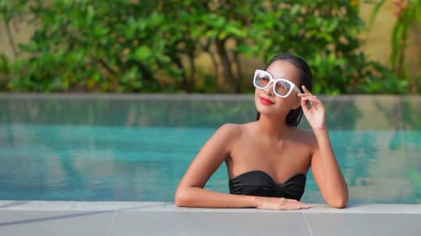 Beeldmateriaal Van Mooi Aziatisch Jong Vrouw Ontspannen Zwembad — Stockvideo