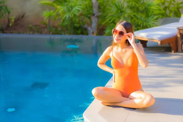 Retrato Hermosa Joven Mujer Asiática Disfrutar Relajarse Alrededor Piscina Para —  Fotos de Stock