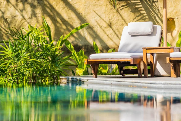 Ombrellone Sedia Intorno Alla Piscina All Aperto Hotel Resort Tempo — Foto Stock