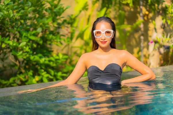 Retrato Hermosa Joven Mujer Asiática Disfrutar Relajarse Alrededor Piscina Para —  Fotos de Stock