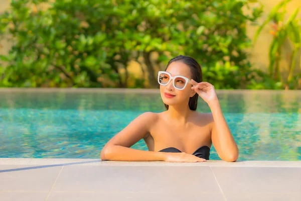 Portrait Beautiful Young Asian Woman Enjoy Relax Swimming Pool Leisure — Stock Photo, Image