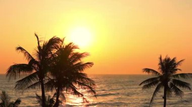 Güzel dalgalı denizin sakin görüntüleri.