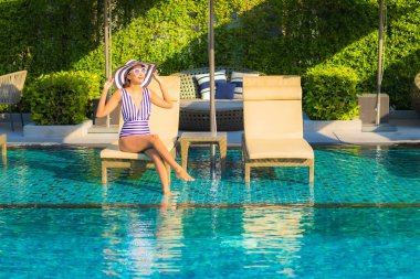 Güzel bir Asyalı kadın portresi. Rahatlayın. Tatilde tatil yaparken dinlenin.