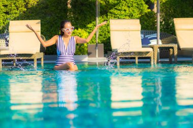 Güzel bir Asyalı kadın portresi. Rahatlayın. Tatilde tatil yaparken dinlenin.