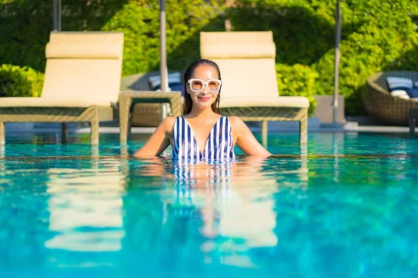 美しい若いアジアの女性がリゾートホテルのプール周辺の休暇で笑顔のレジャーをリラックス — ストック写真
