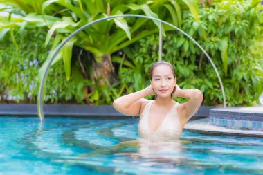 Güzel bir Asyalı kadın portresi. Rahatlayın. Tatilde tatil yaparken dinlenin.