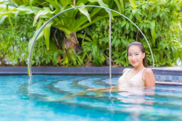 Portrait Schöne Junge Asiatische Frau Entspannen Lächeln Freizeit Urlaub Rund — Stockfoto