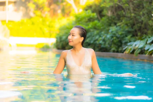 Retrato Hermosa Joven Asiática Mujer Relajarse Sonrisa Ocio Vacaciones Alrededor —  Fotos de Stock