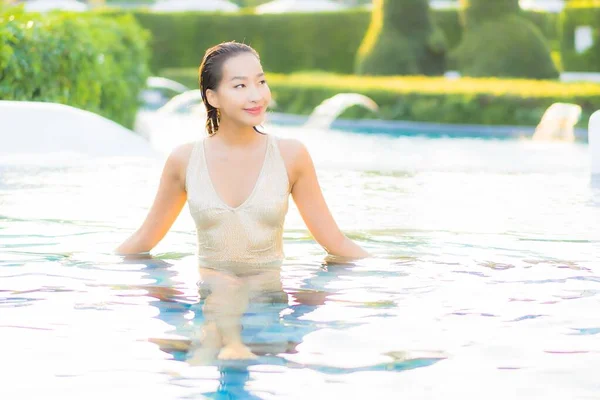 Güzel Bir Asyalı Kadın Portresi Rahatlayın Tatilde Tatil Yaparken Dinlenin — Stok fotoğraf
