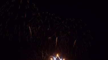 Gece gökyüzünde patlayan havai fişeklerin yakın çekim görüntüleri.