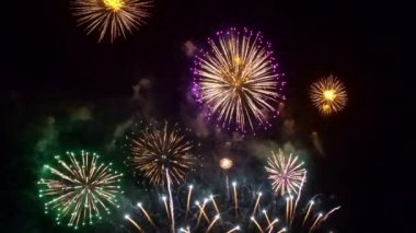 Gece gökyüzünde patlayan havai fişeklerin yakın çekim görüntüleri.
