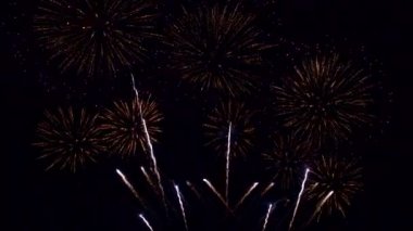 Gece gökyüzünde patlayan havai fişeklerin yakın çekim görüntüleri.