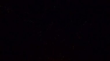 Gece gökyüzünde patlayan havai fişeklerin yakın çekim görüntüleri.