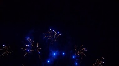 Gece gökyüzünde patlayan havai fişeklerin yakın çekim görüntüleri.