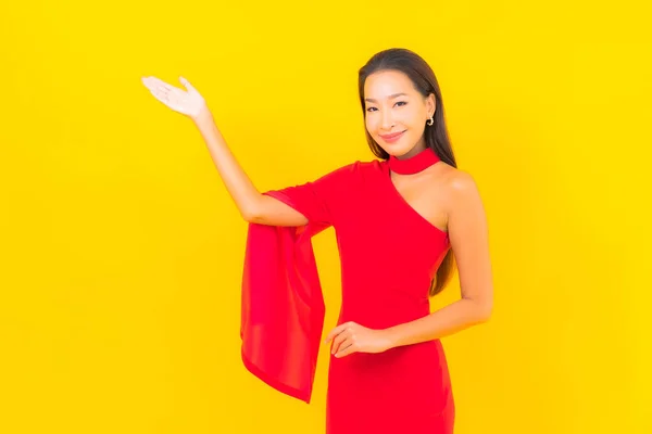 Güzel Bir Asyalı Kadın Portresi Sarı Izole Edilmiş Arka Planda — Stok fotoğraf