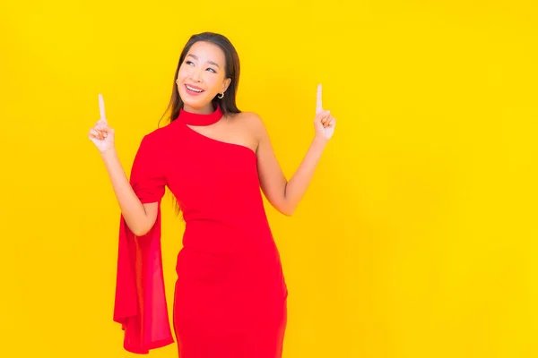 Retrato Bonito Jovem Asiático Mulher Sorriso Com Ação Amarelo Isolado — Fotografia de Stock