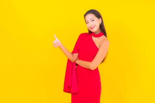 Retrato Bonito Jovem Asiático Mulher Sorriso Com Ação Amarelo Isolado — Fotografia de Stock