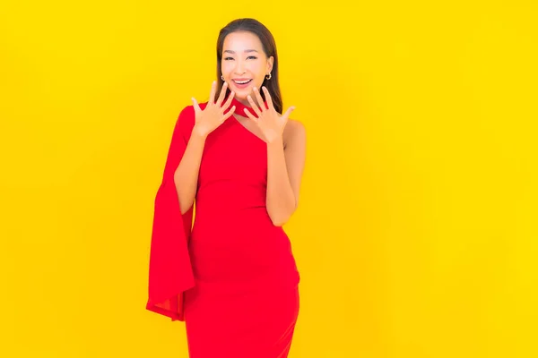 Porträtt Vacker Ung Asiatisk Kvinna Leende Med Åtgärder Gul Isolerad — Stockfoto