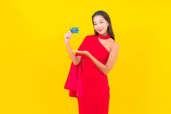 Retrato Hermosa Joven Asiática Mujer Con Tarjeta Crédito Sobre Fondo —  Fotos de Stock