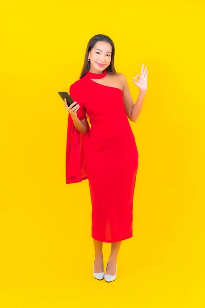 Retrato Bela Jovem Mulher Asiática Com Telefone Celular Inteligente Com — Fotografia de Stock