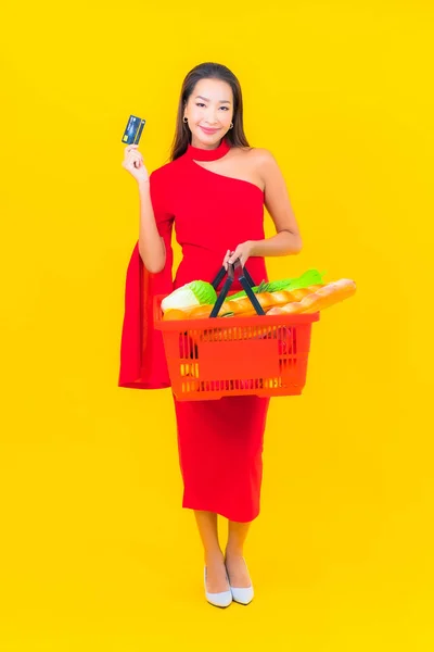 Porträtt Vacker Ung Asiatisk Kvinna Med Matkorg Från Snabbköpet Gul — Stockfoto