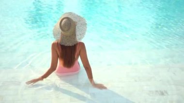 Güzel Asyalı kadının yaz tatilinde deniz kıyısında dinlendiği görüntüler.