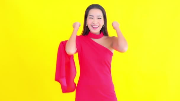 穿着黄色孤立背景衣服的美丽年轻亚洲女人的镜头 — 图库视频影像