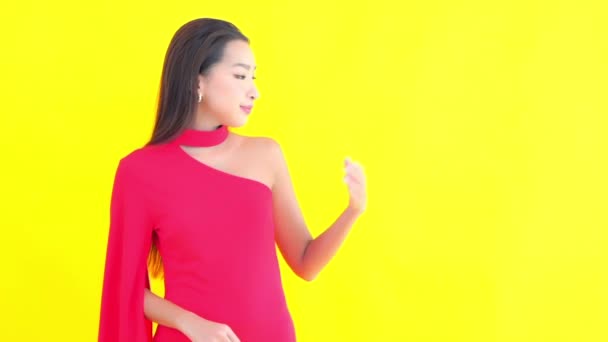 Zdjęcia Pięknej Młodej Azjatyckiej Kobiety Sukience Żółtym Odizolowanym Tle — Wideo stockowe