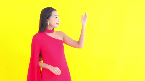 Metraje Hermosa Joven Asiática Mujer Vestido Amarillo Aislado Fondo — Vídeos de Stock