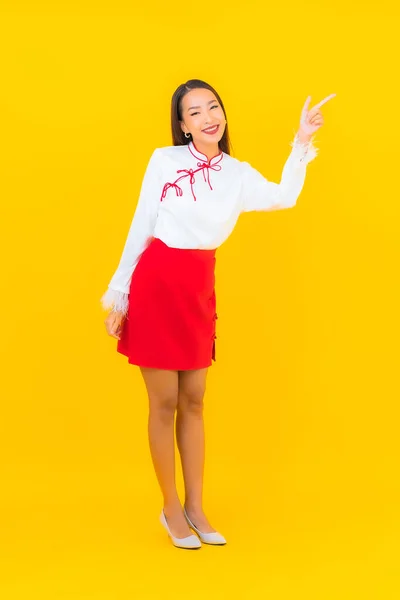 Πορτρέτο Όμορφη Νεαρή Ασιατική Γυναίκα Χαμόγελο Δράση Κίτρινο Φόντο — Φωτογραφία Αρχείου